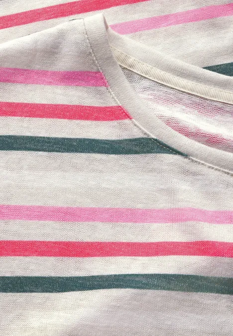 Nahaufnahme eines gestreiften T-Shirts mit bunten Linien.